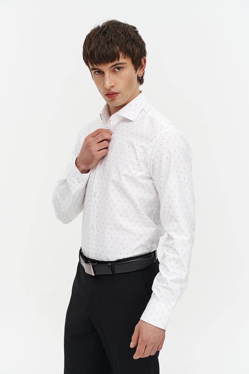 biała koszula z wzorem