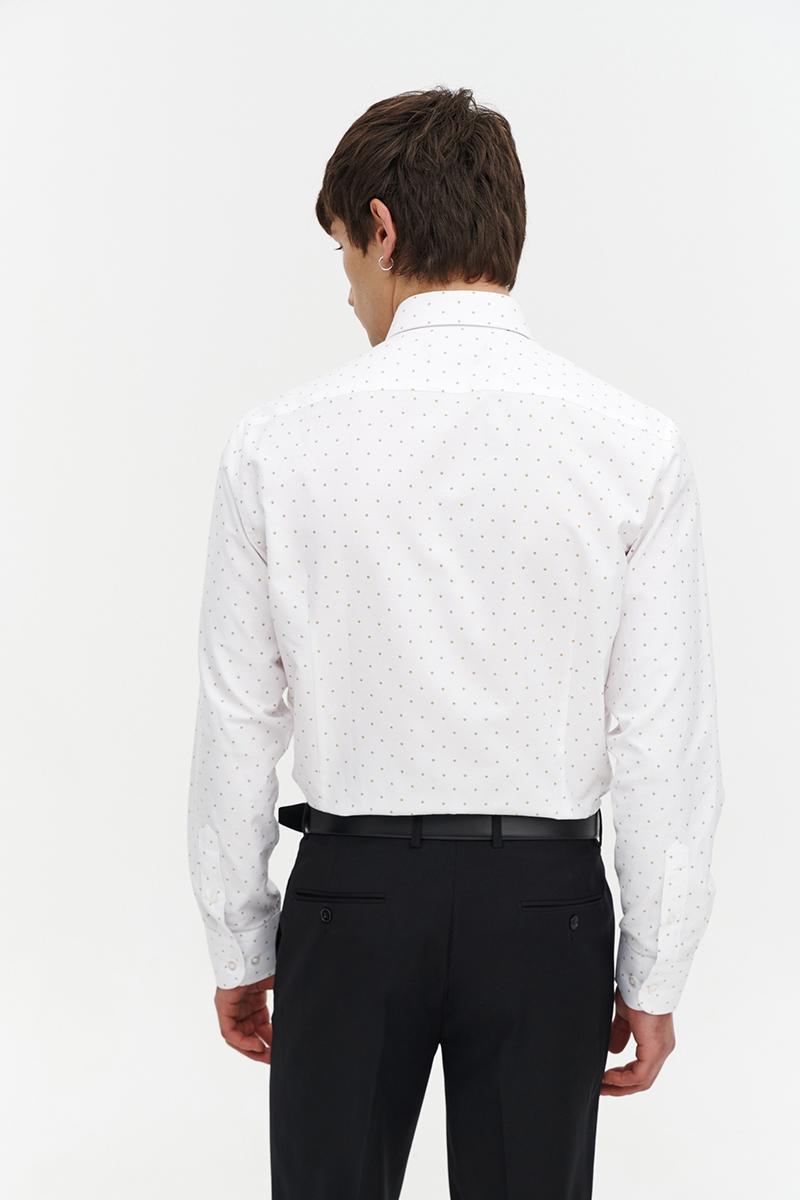 biała koszula z wzorem