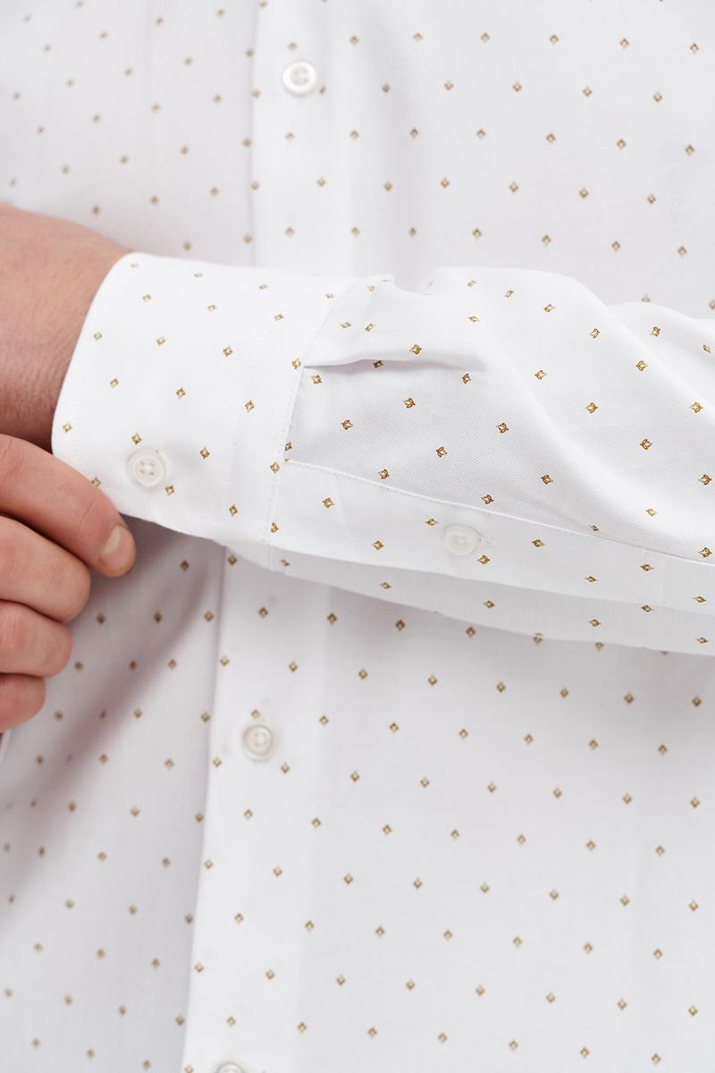 biała koszula z wzorem