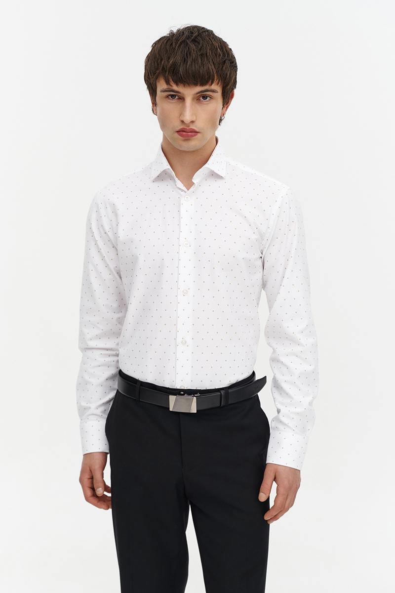 biała koszula z wzorem