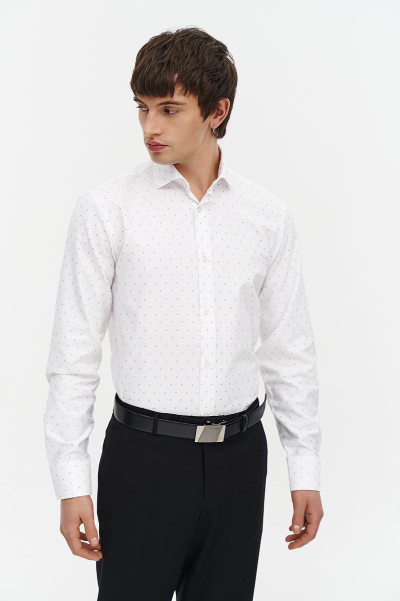 biała koszula z wzorem