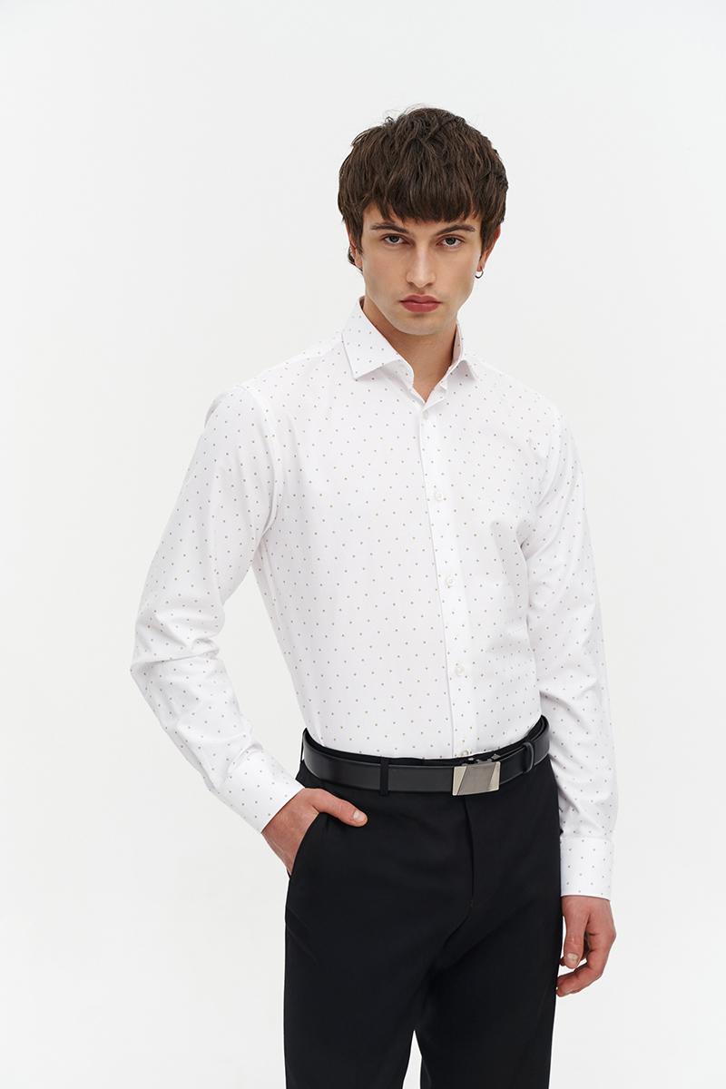 biała koszula z wzorem