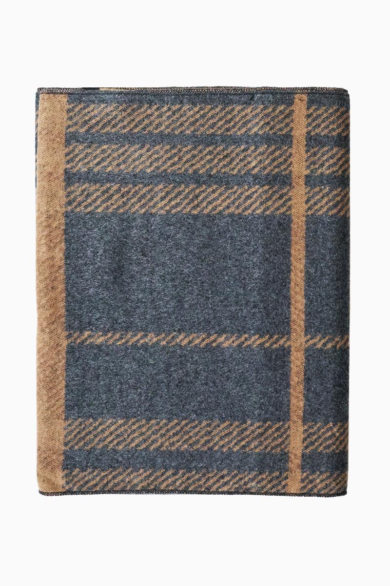 brązowy szal w kratę