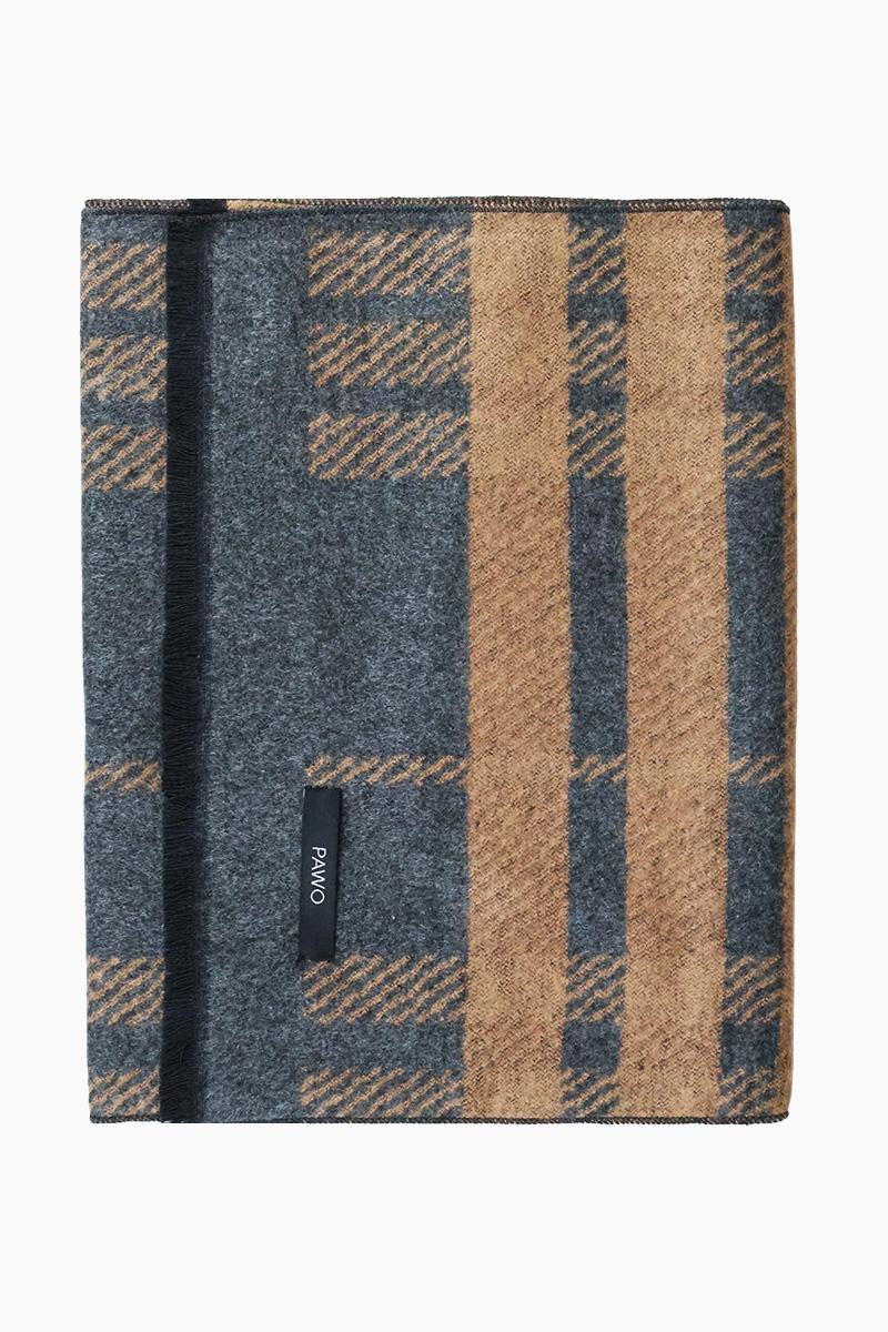 brązowy szal w kratę