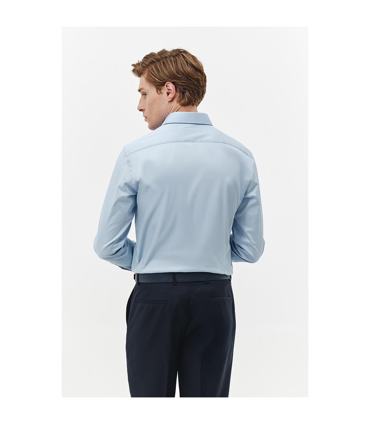 błękitna koszula na spinki