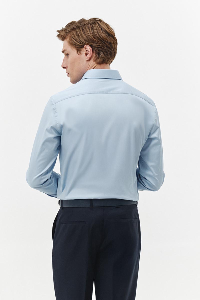 błękitna koszula na spinki